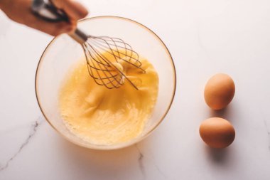 Ev yapımı yemek olarak mermer masada yumurta karıştırmak.