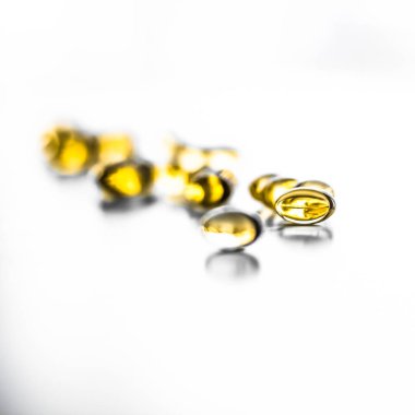 Sağlıklı beslenme için D vitamini ve Omega 3 hapları.