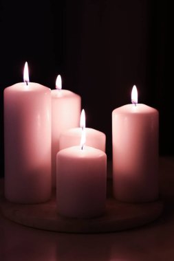 Aromatik pembe çiçekli mumlar gece, Noel, Yeni Yıl 