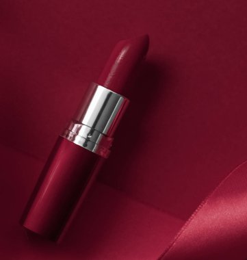 Şatafatlı ruj ve kestane rengi tatil arka planında ipek kurdele, anne.