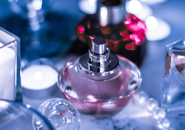 Parfum fles en vintage geur op glamour ijdelheid tafel op — Stockfoto