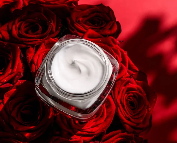 Creme hidratante para rosto de beleza para pele sensível e rosas vermelhas — Fotografia de Stock