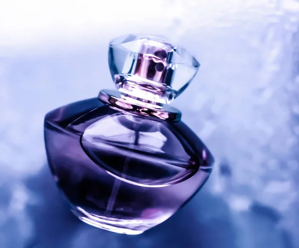 Botella de perfume bajo agua púrpura, olor a mar fresco costero como gl — Foto de Stock