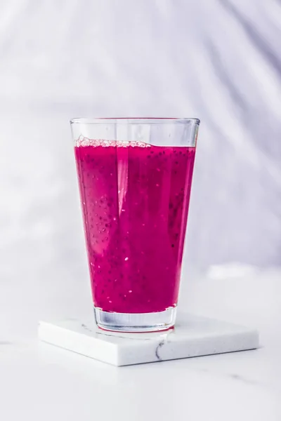 Suco de frutas de bagas em vidro, smoothie vegan com chia para diet de — Fotografia de Stock