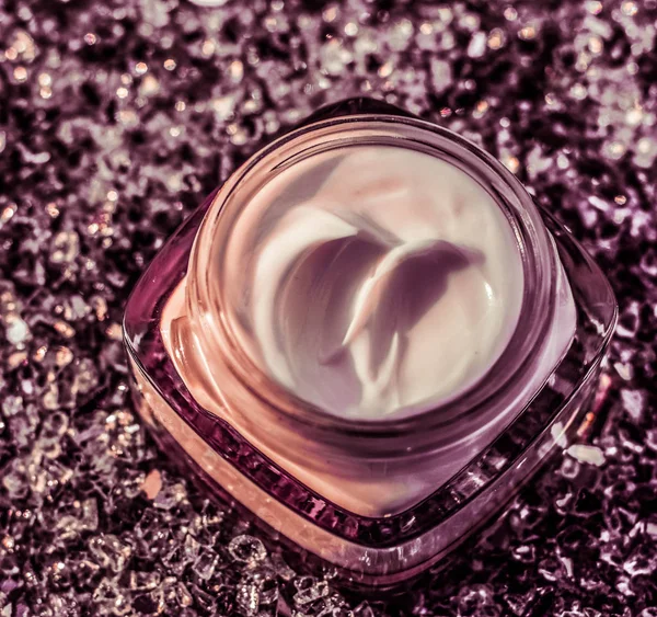 Crema facial de lujo para una piel sana sobre un fondo brillante , — Foto de Stock