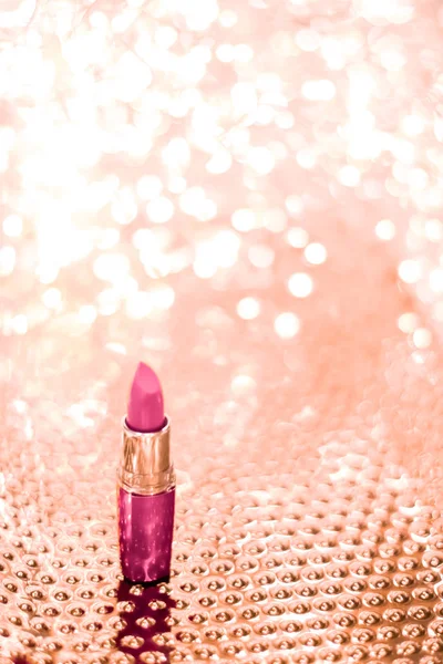 Lápiz labial rosa sobre oro rosa Navidad, Año Nuevo y San Valentín D — Foto de Stock