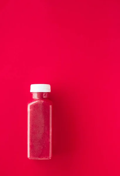 Detox superfood garrafa de smoothie de morango para perda de peso limpo — Fotografia de Stock