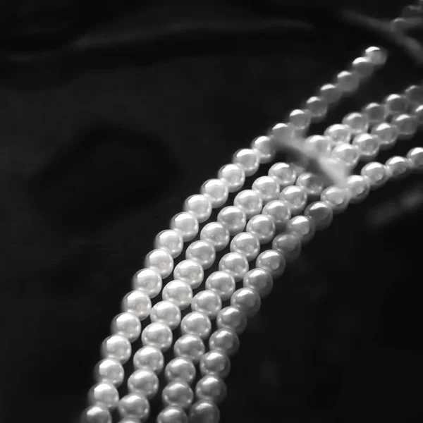 Moda de joyería costera, collar de perlas bajo agua negra — Foto de Stock