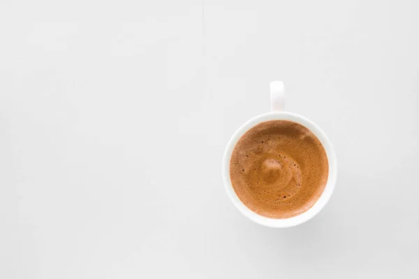 Copa de café francés caliente como bebida de desayuno, tazas flatlay en whi — Foto de Stock