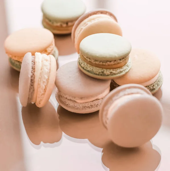 Franse macarons op crème beige achtergrond, Parijs chique cafe d — Stockfoto