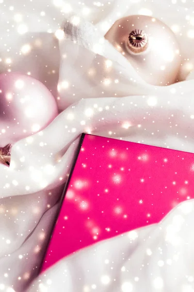Navidad mágica fondo de vacaciones, adornos festivos, vinagre rosa —  Fotos de Stock