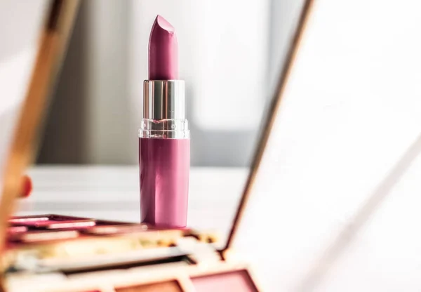 Kosmetik, produk makeup diatur pada tabel kesombongan marmer, lipstik , — Stok Foto