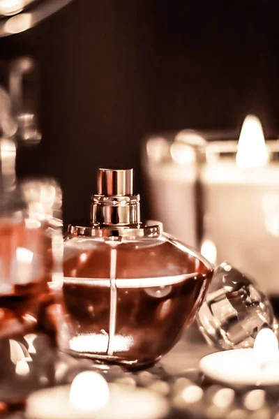 Φιάλη αρωματοποιίας και vintage άρωμα σε glamour τραπέζι ματαιοδοξίας στο — Φωτογραφία Αρχείου