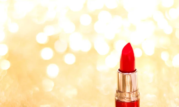 Lápiz labial rojo en la Navidad de oro, Año Nuevo y San Valentín Día h — Foto de Stock