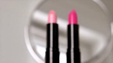 Makyaj malzemeleri makyaj malzemeleri makyaj masası, ruj, fırça, rimel, oje ve toz lüks güzellik ve moda reklamları için.