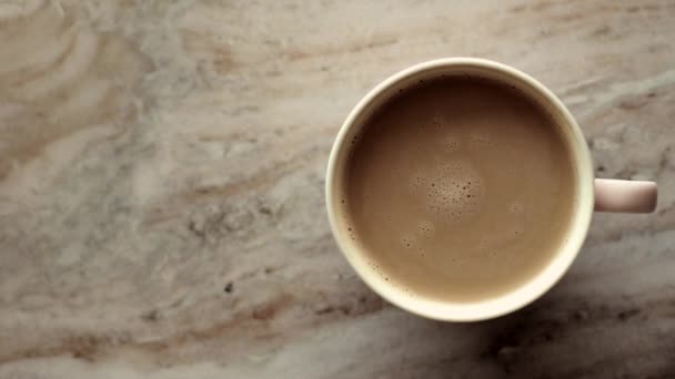 Morgon kaffekopp med mjölk på marmor sten platt låg, varm dryck på bordet flatlay, ovanifrån mat video och recept inspiration för matlagning vlog — Stockvideo
