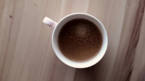 Mattina tazza di caffè con latte su pietra di marmo posa piatta, bevanda calda su tavola flatlay, vista dall'alto cibo videografia e ricetta ispirazione per la cucina vlog — Video Stock