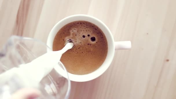 Sabah sütlü kahve fincanı mermer taştan düz bir zeminde, sıcak içecek masa düzlüğünde, üst düzey yemek videosu ve yemek pişirmek için ilham kaynağı. — Stok video