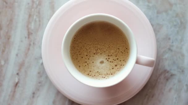 Tasse à café du matin avec du lait sur marbre pierre plat laïc, boisson chaude sur plateau de table, vidéographie alimentaire vue du dessus et inspiration de la recette pour la cuisson vlog — Video