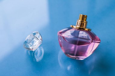 Parlak arka planda pembe parfüm şişesi, tatlı çiçek kokusu, gl