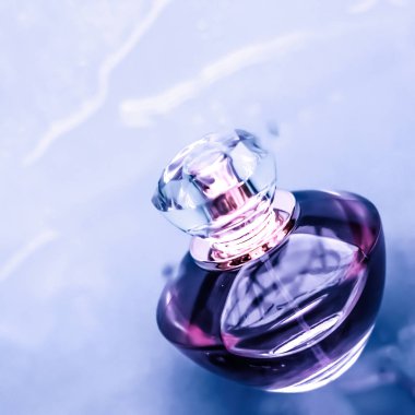 Mor suyun altında parfüm şişesi, kız gibi tatlı deniz kıyısı kokusu.