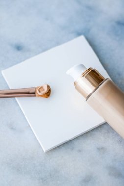 Makyaj şişesi ve mermer, makyaj fırçası