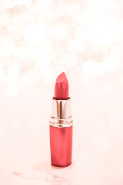 Gül sarısı, yeni yıl ve sevgililer gününde mercan ruju. 