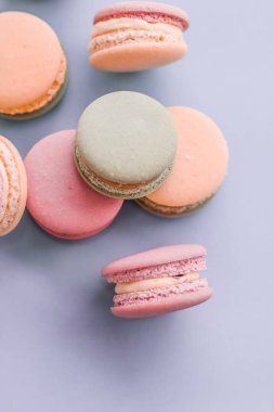 Mavi arka planda Fransız kurabiyeleri, Paris 'in şık cafe tatlıları.,