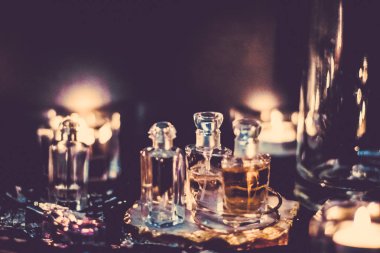 Parfüm şişeleri ve gece kaliteli koku, aroma kokusu, fra