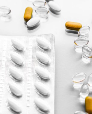 Beslenme için haplar ve kapsüller, yaşlanmayı önleyen güzellik takviyesi.