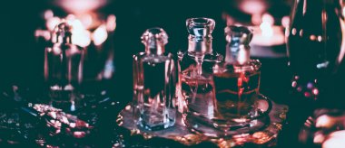 Parfüm şişeleri ve gece kaliteli koku, aroma kokusu, fra