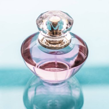 Parlak arka planda pembe parfüm şişesi, tatlı çiçek kokusu, gl