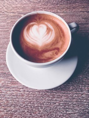 Kafeteryada kahvaltı için Cappuccino, pa masada kahve fincanı