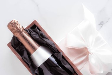 Şampanya şişesi ve mermer üzerinde hediye kutusu, yeni yıl, Noel, V