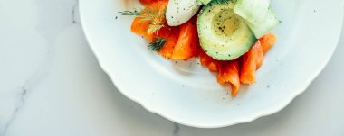 Avokado ve kremalı mascarpone peynirli taze somon salatası.