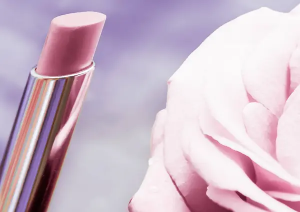ピンクの口紅と液体の背景にバラの花、防水g — ストック写真