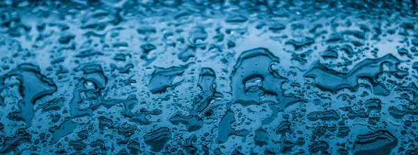 Vatten textur abstrakt bakgrund, aqua droppar på blått glas som s — Stockfoto