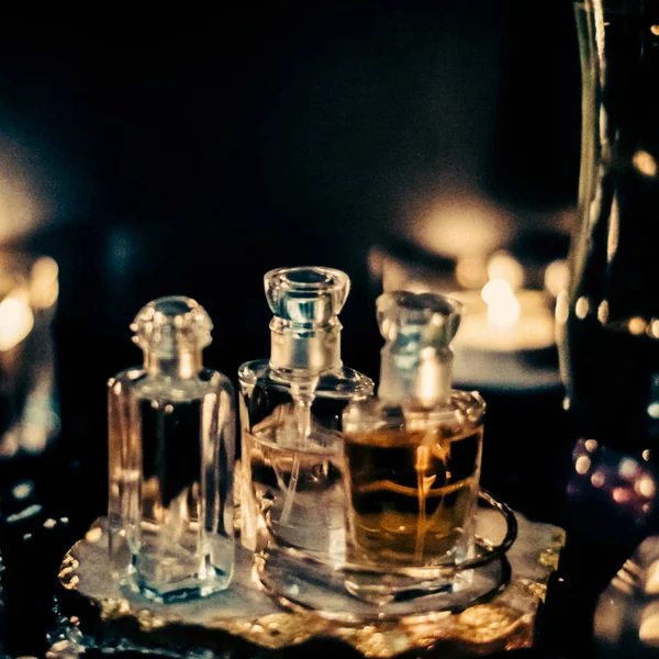 Butelki perfum i zapach vintage w nocy, zapach, fra — Zdjęcie stockowe