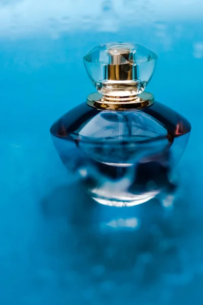 Духи бутылка под голубой водой, свежий морской прибрежный аромат, как глэм — стоковое фото