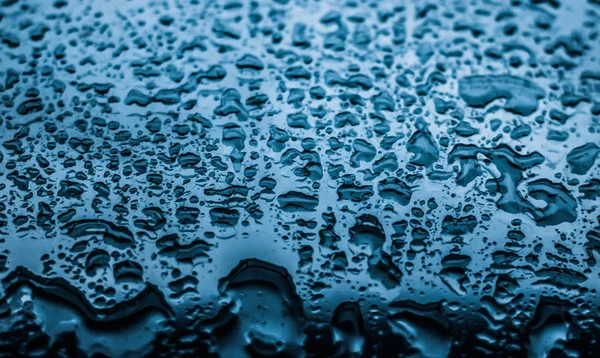 Textura da água fundo abstrato, gotas de água em vidro azul como s — Fotografia de Stock