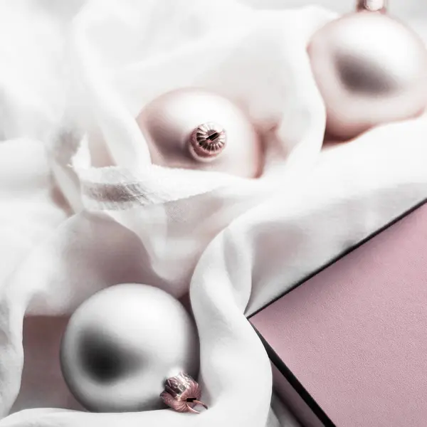 Natal fundo de férias, bugigangas festivas e vin rosa blush — Fotografia de Stock