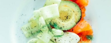 Avokado ve kremalı mascarpone peynirli taze somon salatası.