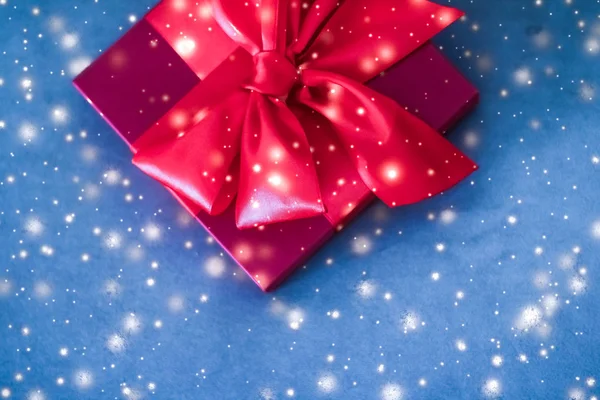 Різдвяні свята розкішна червона подарункова коробка на синьому фоні з глем — стокове фото