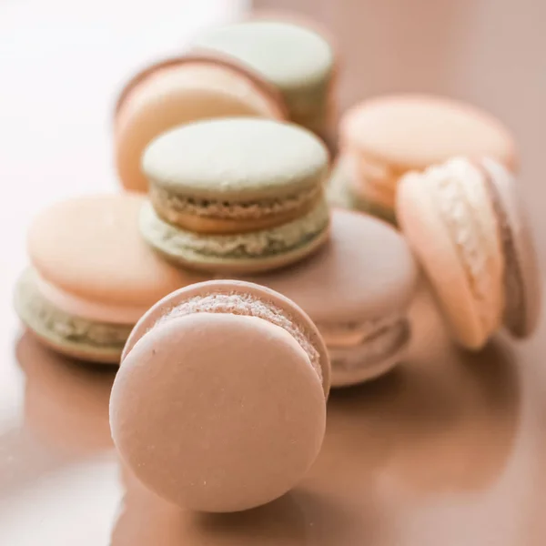 Macarrones franceses sobre fondo beige crema, café chic parisino d —  Fotos de Stock