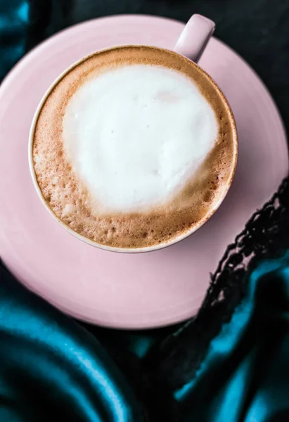 Чашка капучино на завтрак с атласом и жемчугом — стоковое фото