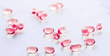 Sağlıklı beslenme için kırmızı haplar, destek hapları ve probi.