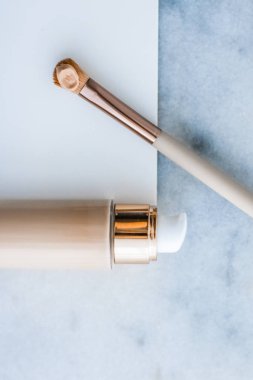 Makyaj şişesi ve mermer, makyaj fırçası