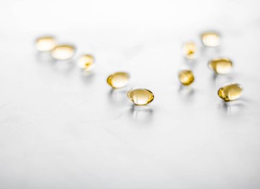 Sağlıklı beslenme için D vitamini ve Omega 3 hapları.