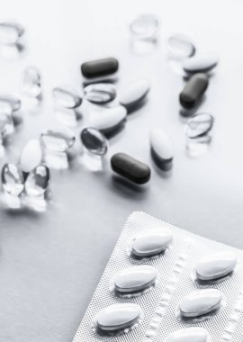 Beslenme için haplar ve kapsüller, yaşlanmayı önleyen güzellik takviyesi.