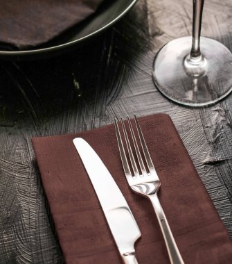 Kahverengi peçeteli boş sofra takımı, yemek tasarım malzemeleri, d